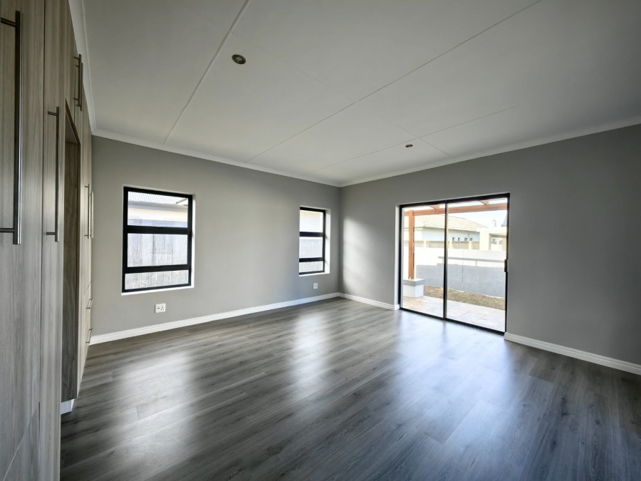 To Let 4 Bedroom Property for Rent in Blue Mountain Village Western Cape